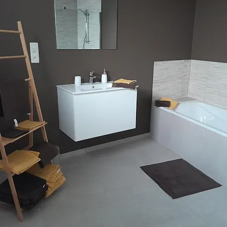 بيت للعطل Chez Jeannine Et Yvo *